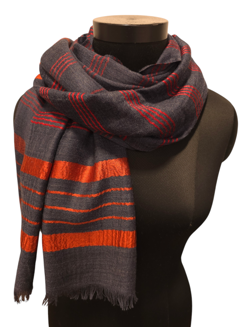 Blågrått skjerf med røde og oransje striper i silke (66)