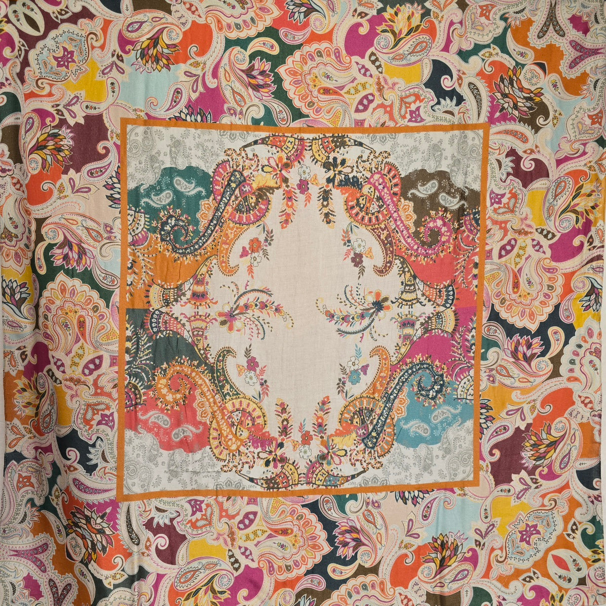 Lyst og friskt firkantet silkeskjerf (25)