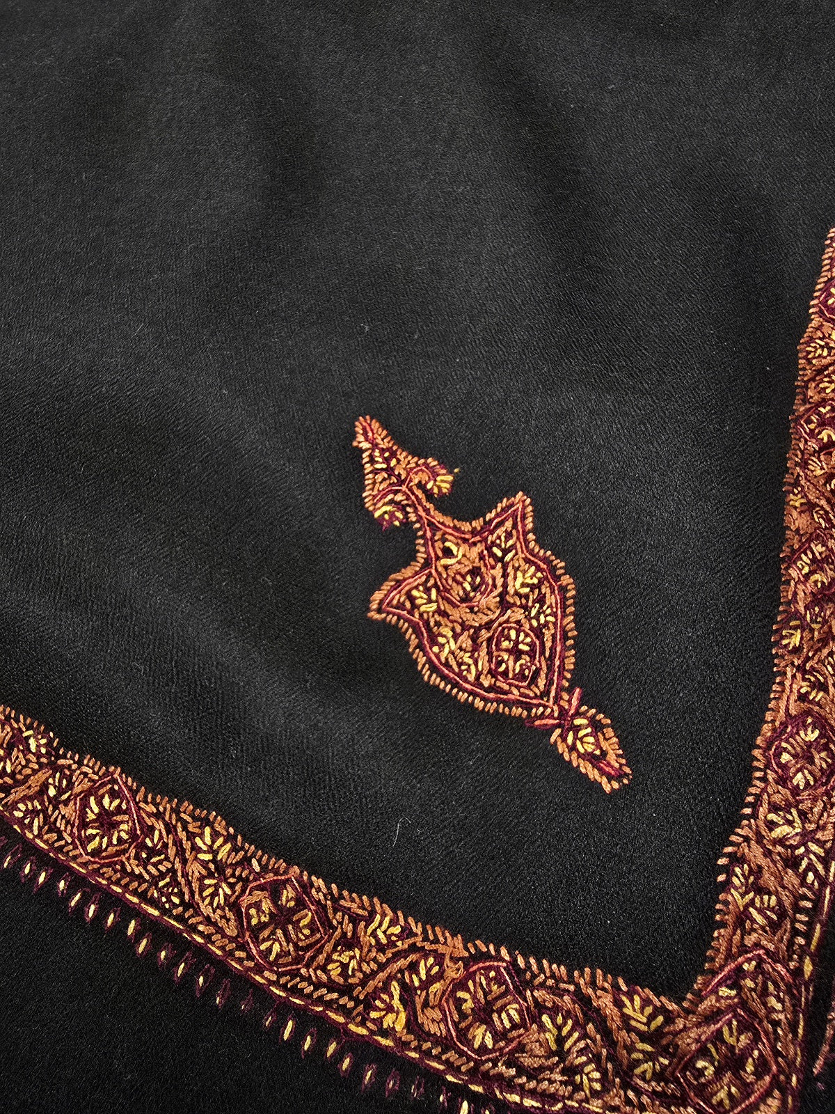 Lekkert sort sjal i cashmere og merino med håndbroderte detaljer (27)