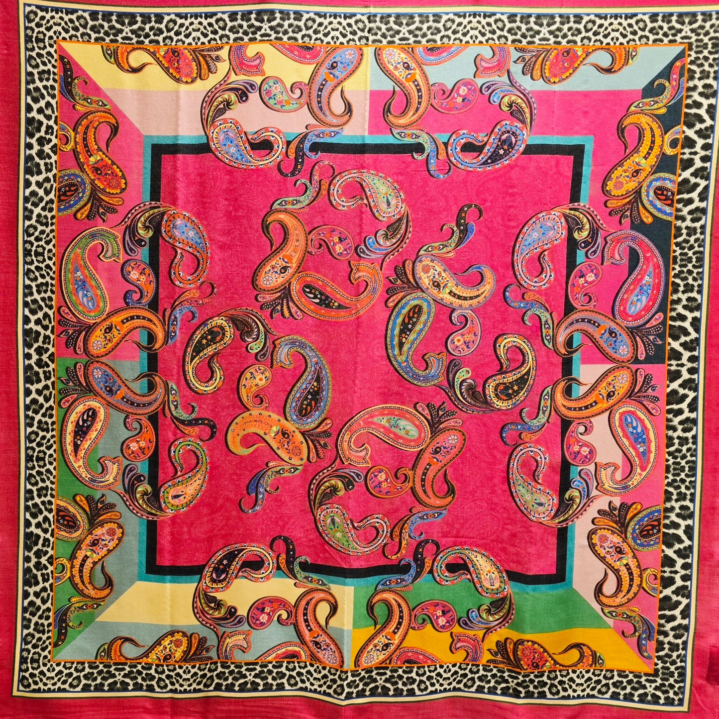 Flott firkantet silkeskjerf med sprudlende paisleyer (22)