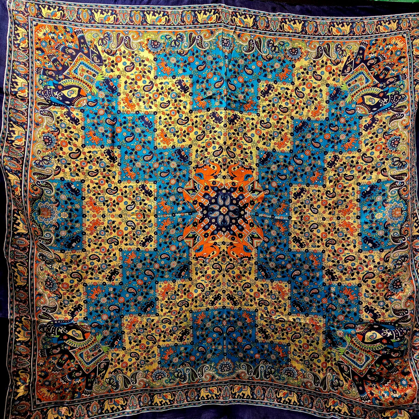 Fargerikt silkeskjerf (90x90cm) i 100% silke (54)