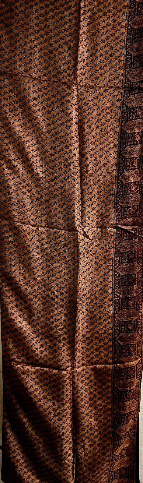 Tosidig silkeskjerf kalt "Hud og batikk" (132)