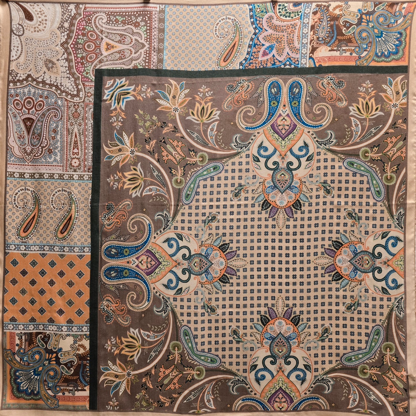 Behagelig firkantet silkeskjerf i varme farger (24)