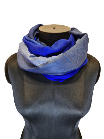 Et vakkert skjerf i cashmere og silke i blå og grå toner (71)