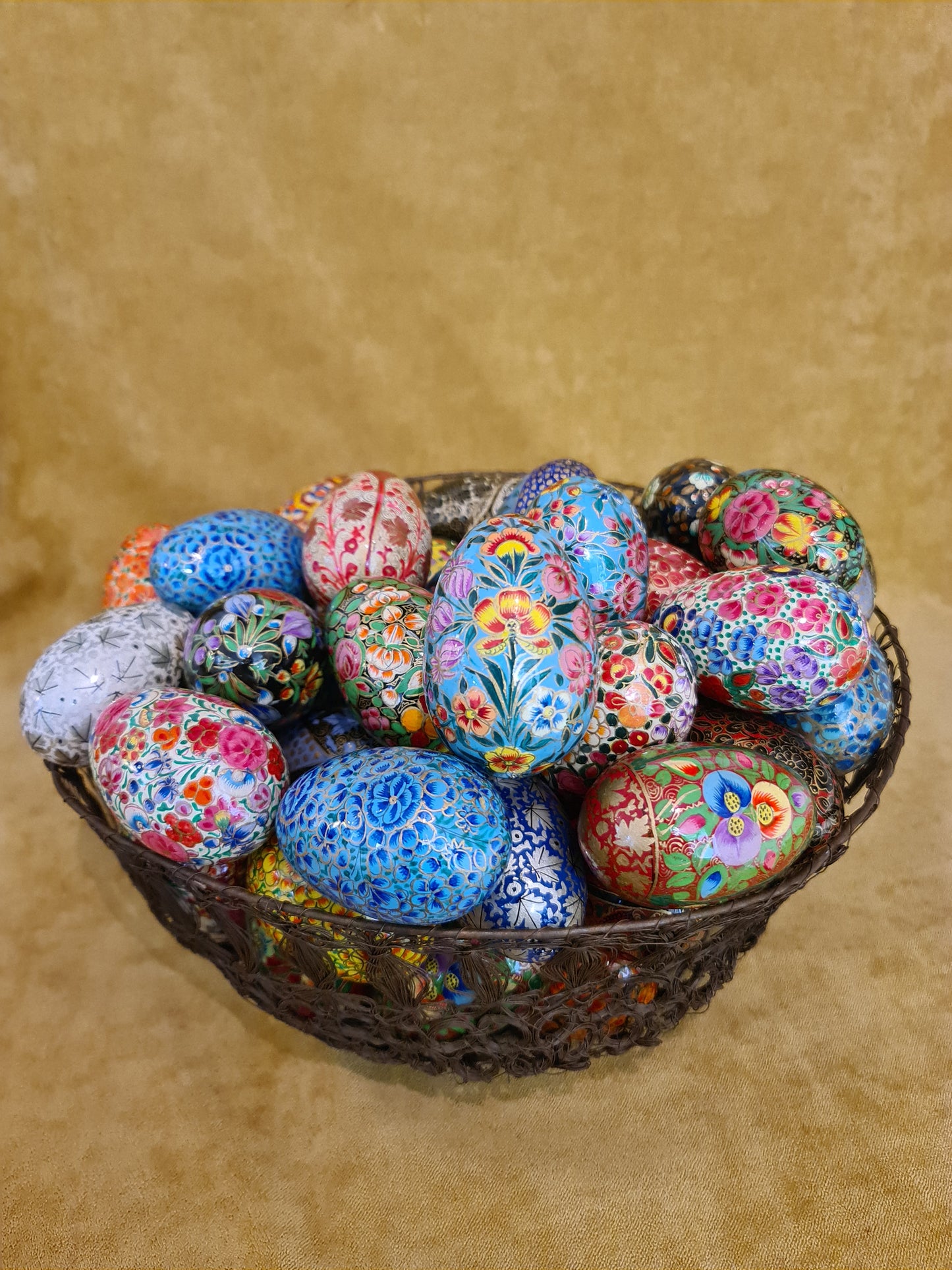 Håndlaget og håndmalt turkis påskeegg med blomster (07)