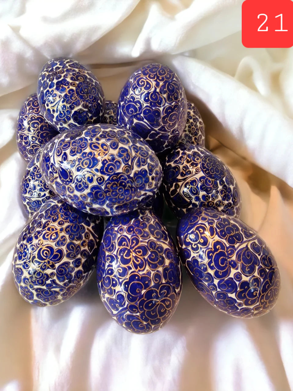 Stort gyllent påskeegg med lyse blomster og lokk (6)