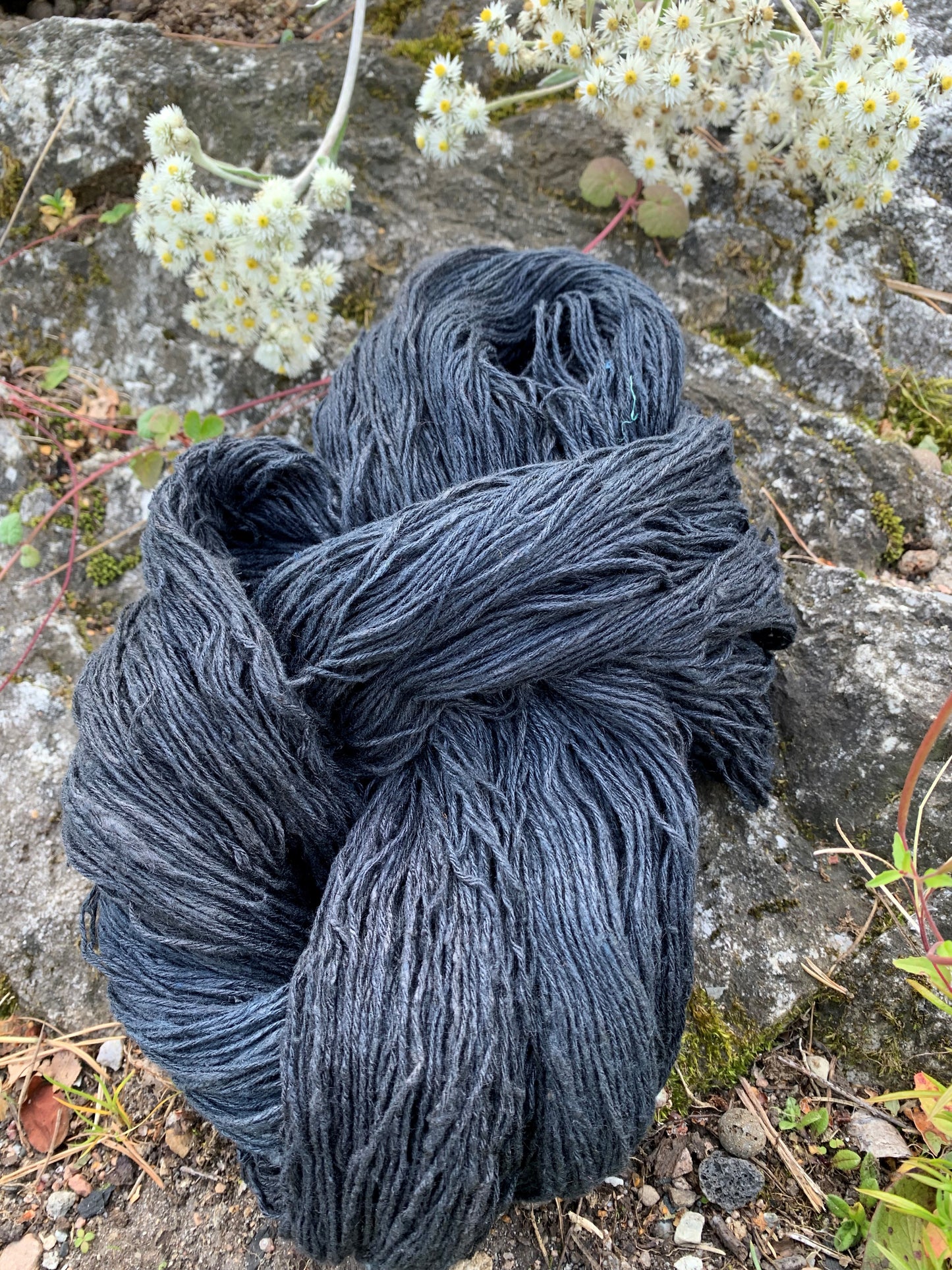 Strikkegarn i silke. Farge: Lava grått