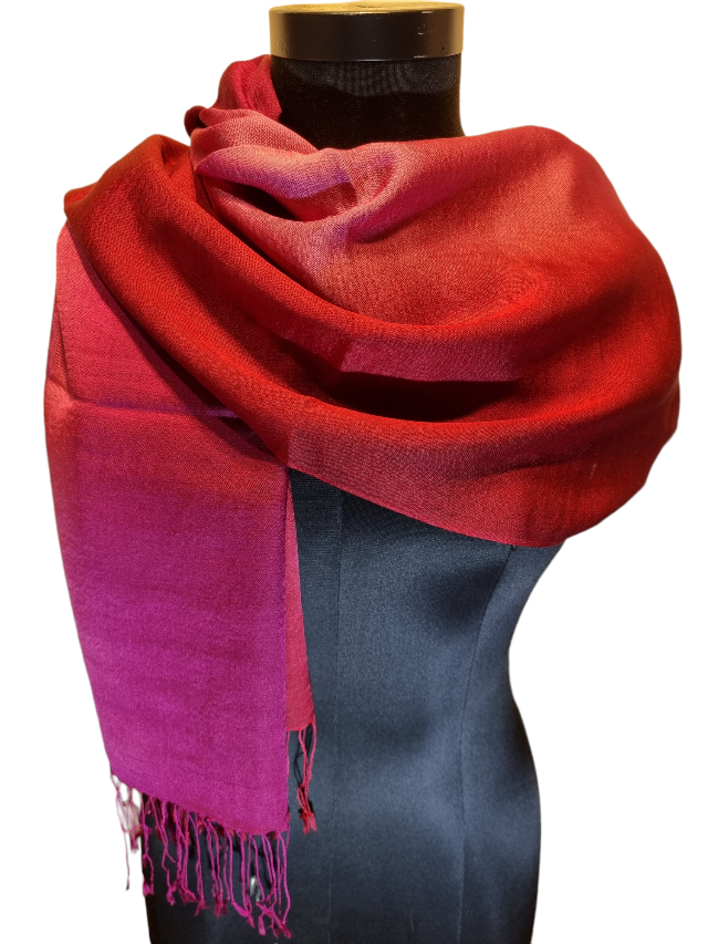 Cashmere og mulberrysilke skjerf i rosa, lilla og mørkerøde farger (62)