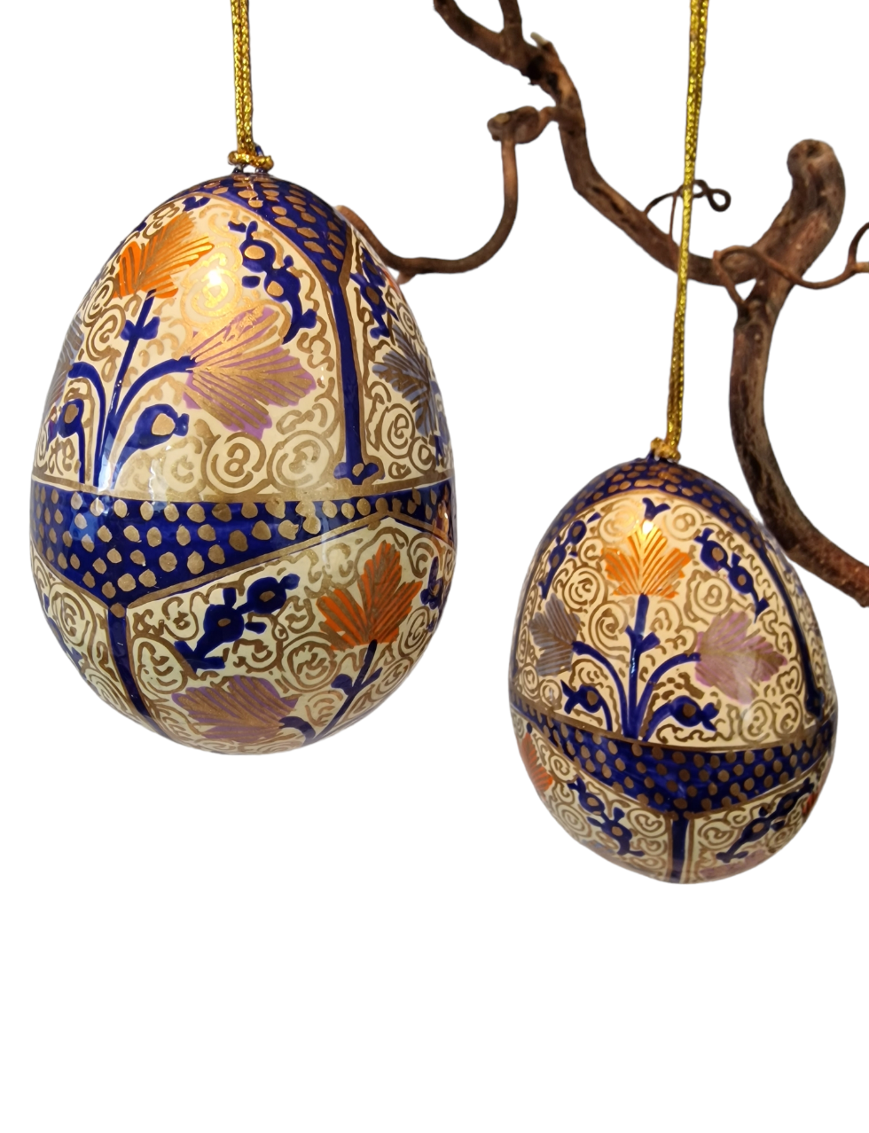 Vakkert påskeegg i blått, hvitt og gull med blomstermotiv (21)