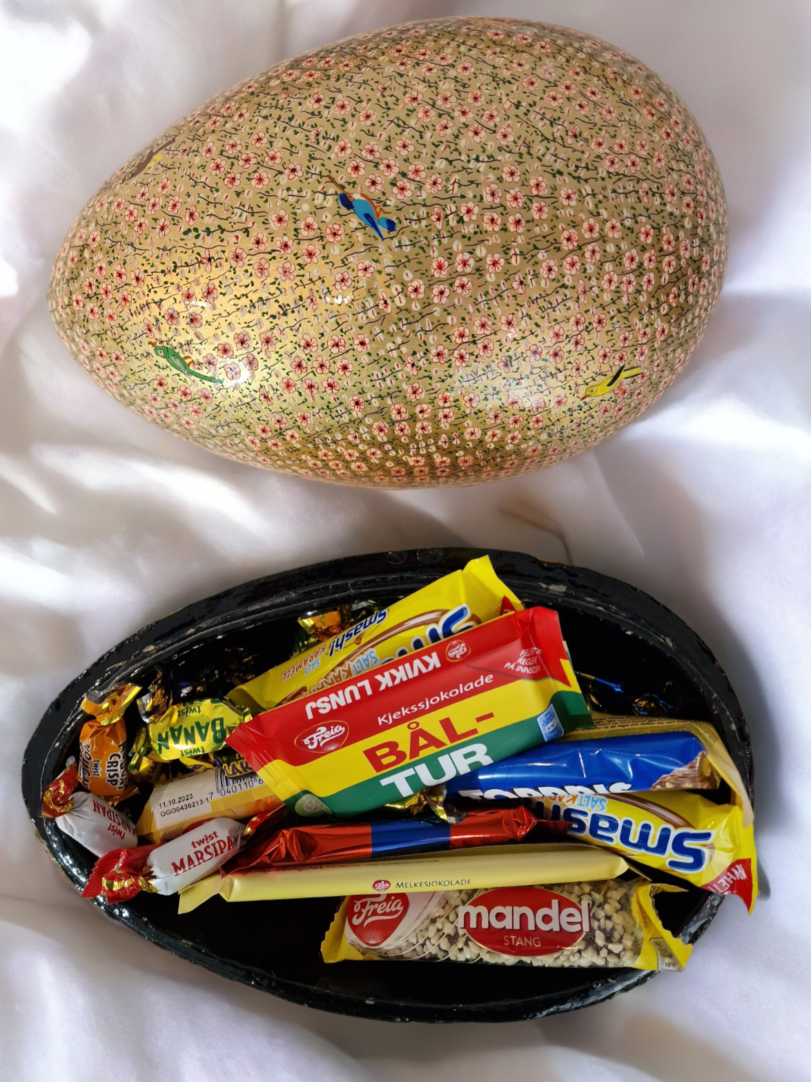 Stort gyllent påskeegg med lyse blomster og lokk (6)