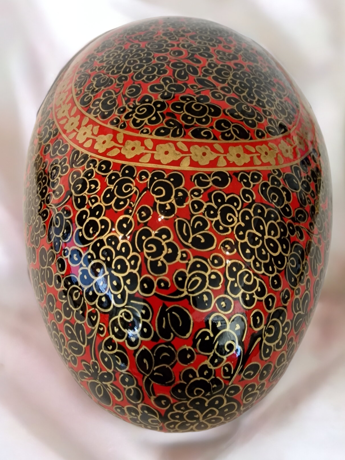 Tøft rødt, sort og gyllent påskeegg med lokk (15)