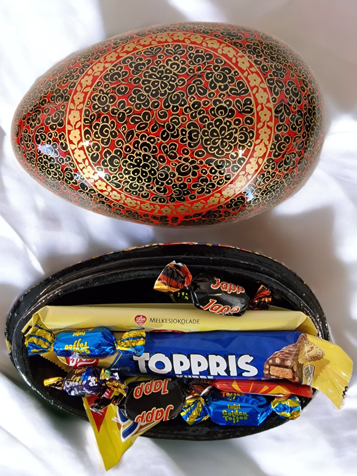 Tøft rødt, sort og gyllent påskeegg med lokk (15)