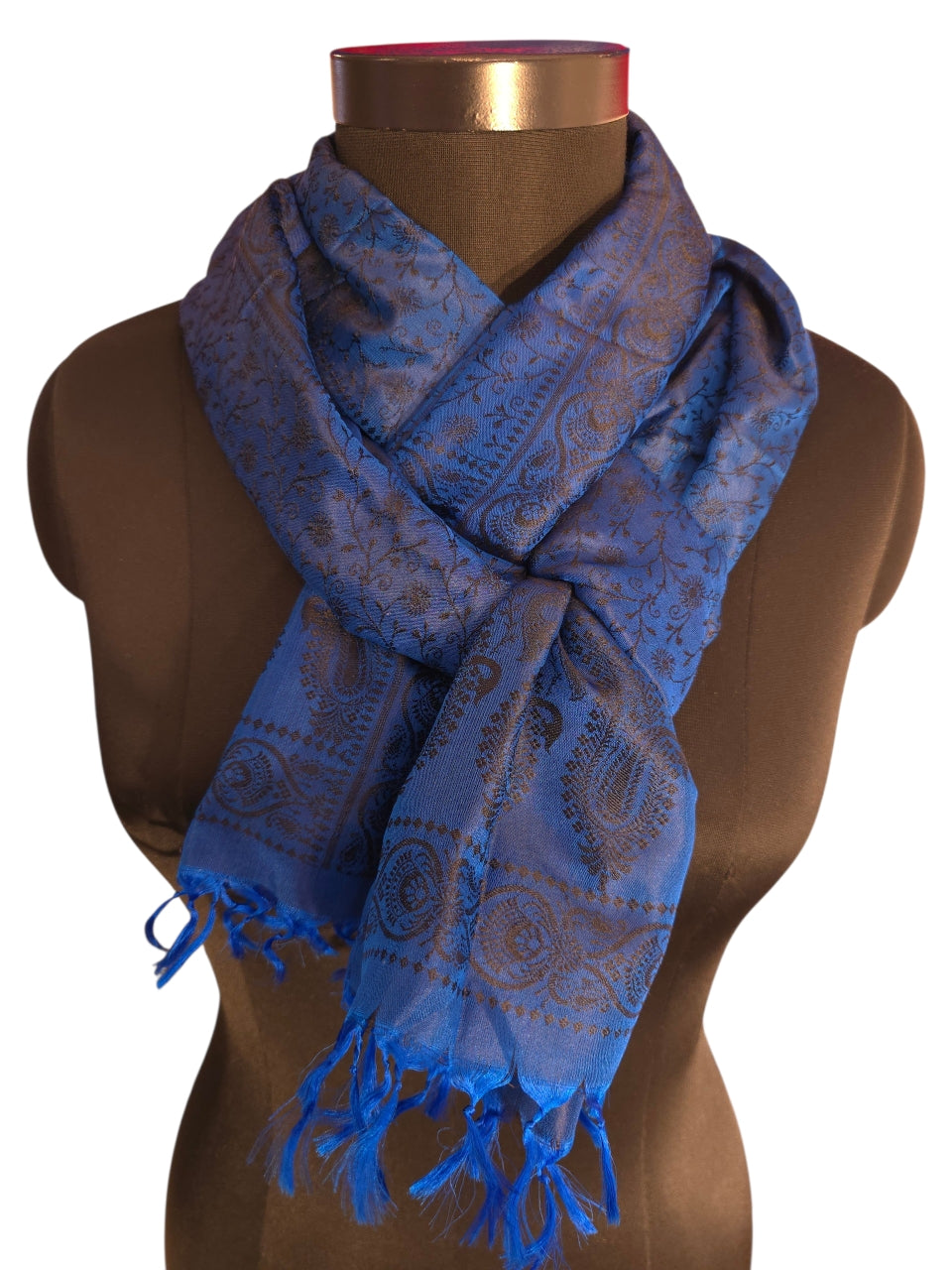 Jaquard vevde og tykke silkeskjerf og sjal