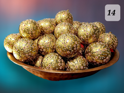 Gyllen julekule med flotte blomster (14)