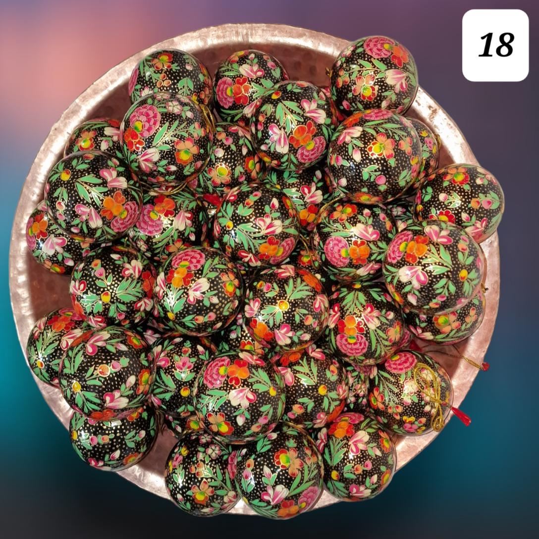 Sort julekule med vakre blomster (18)