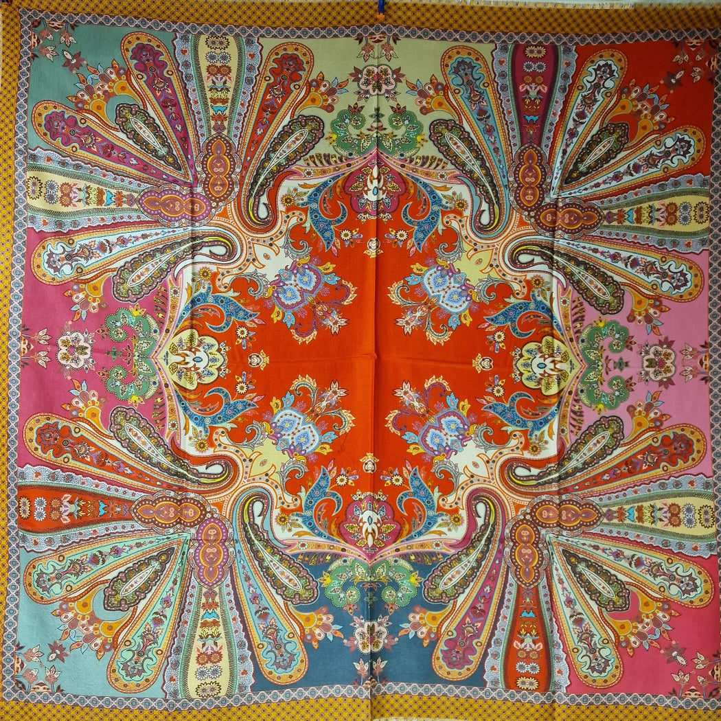 Firkantet silkesjal med paisleyer i vifteform (17)