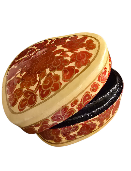 Hjerteformet liten smørgul boks med røde blomster med gull dekor (19)