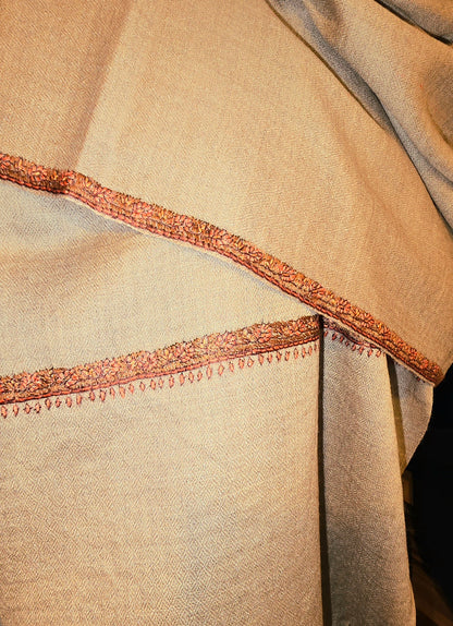 Naturfarget sjal i cashmere og merino med håndbroderte detaljer (24)