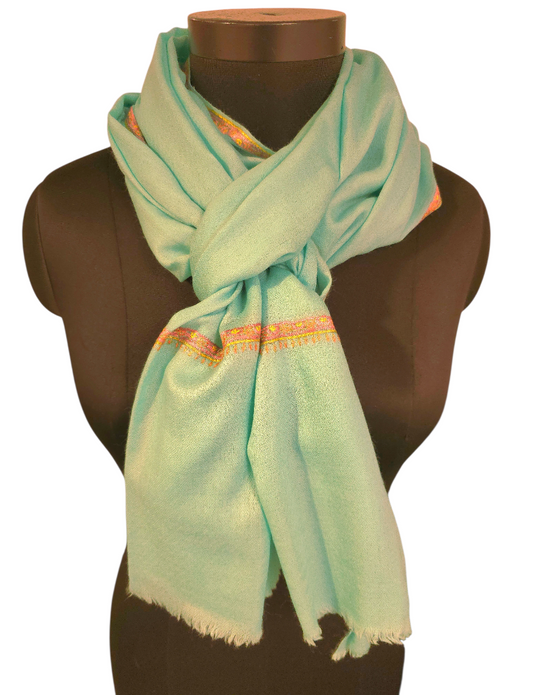 Aquablått sjal i cashmere og merino med håndbroderte detaljer (25)