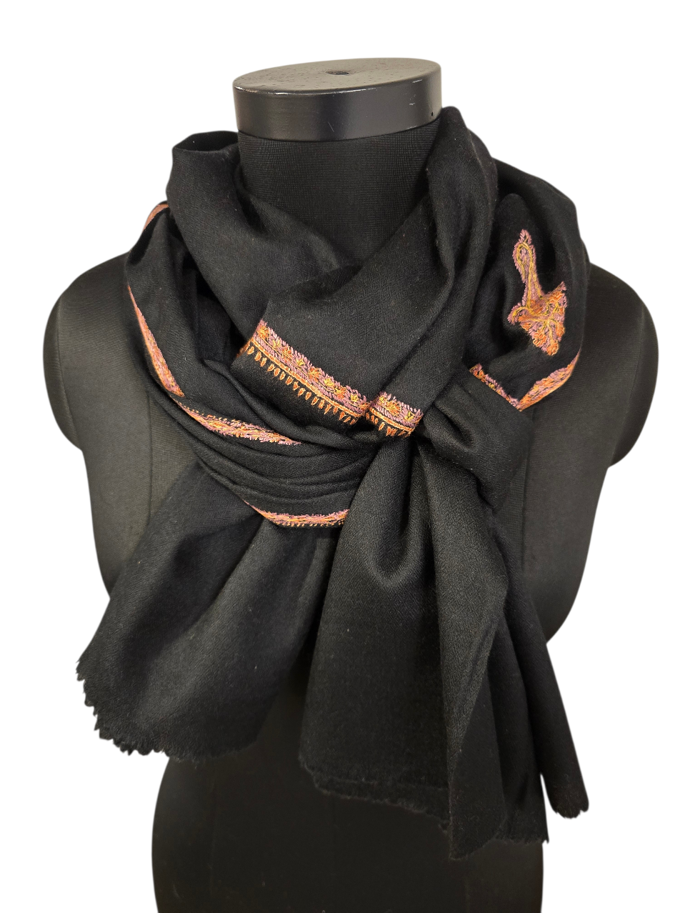 Sort sjal i cashmere og merino med håndbroderte detaljer (26)