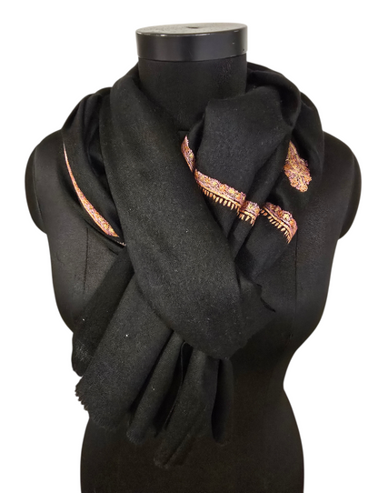 Sort sjal i cashmere og merino med håndbroderte detaljer (26)