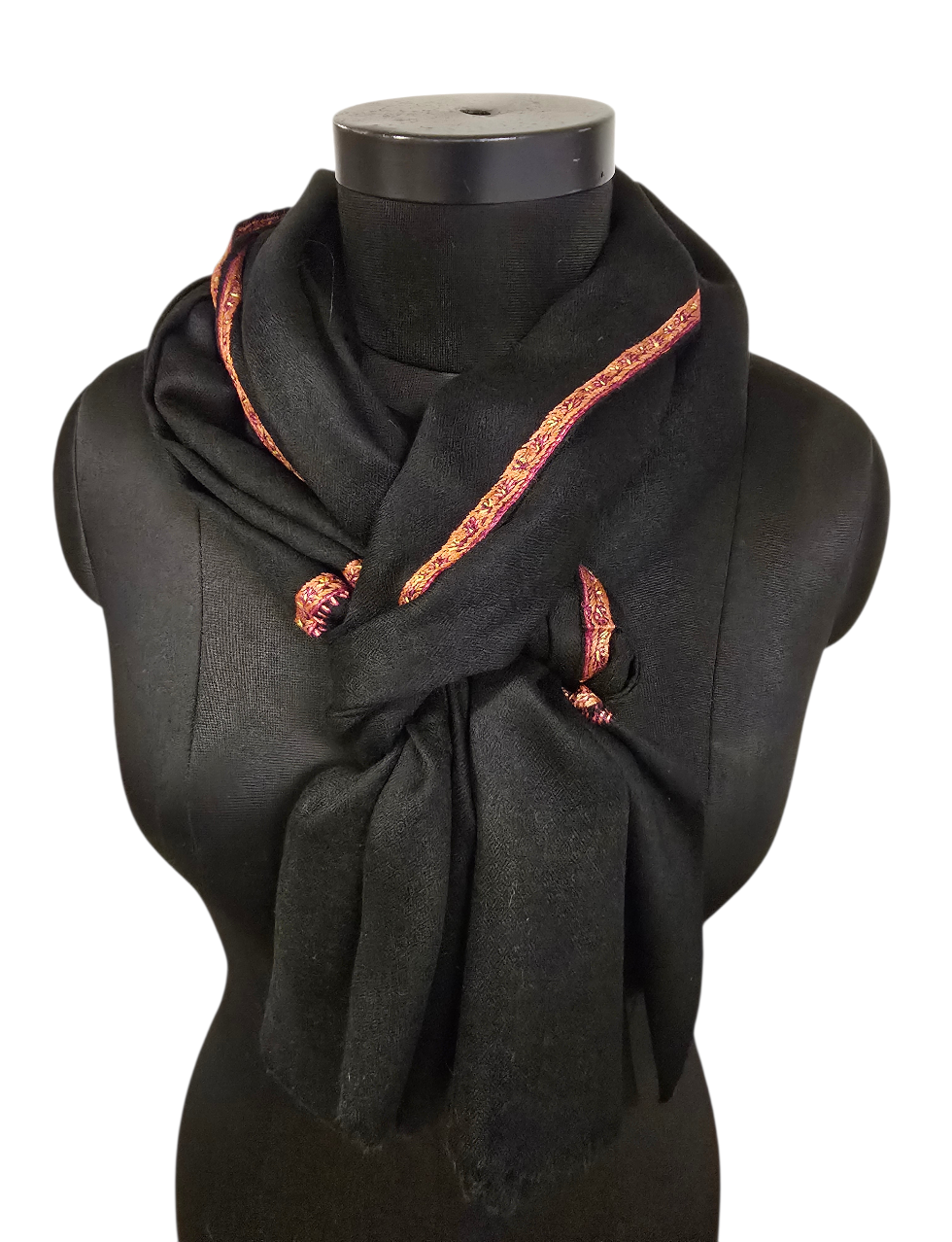 Lekkert sort sjal i cashmere og merino med håndbroderte detaljer (27)