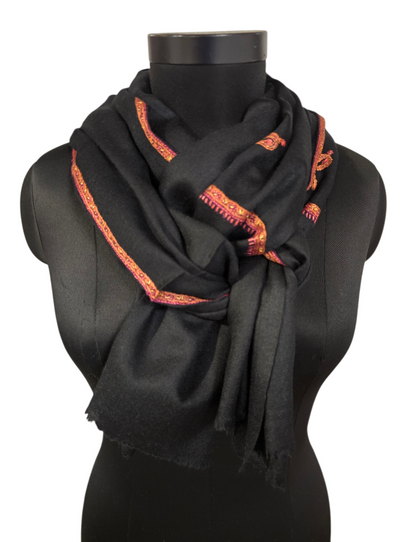 Lekkert sort sjal i cashmere og merino med håndbroderte detaljer (27)