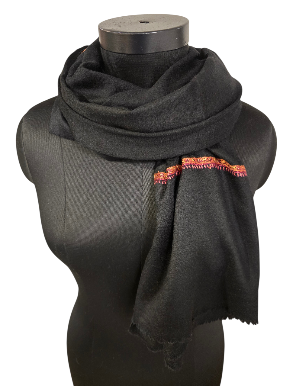 Lekkert sort sjal i cashmere og merino med håndbroderte detaljer (27)