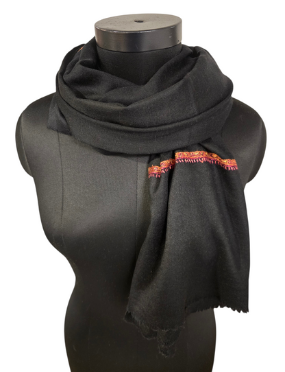 Lekkert sort sjal i cashmere og merino med håndbroderte detaljer (27)