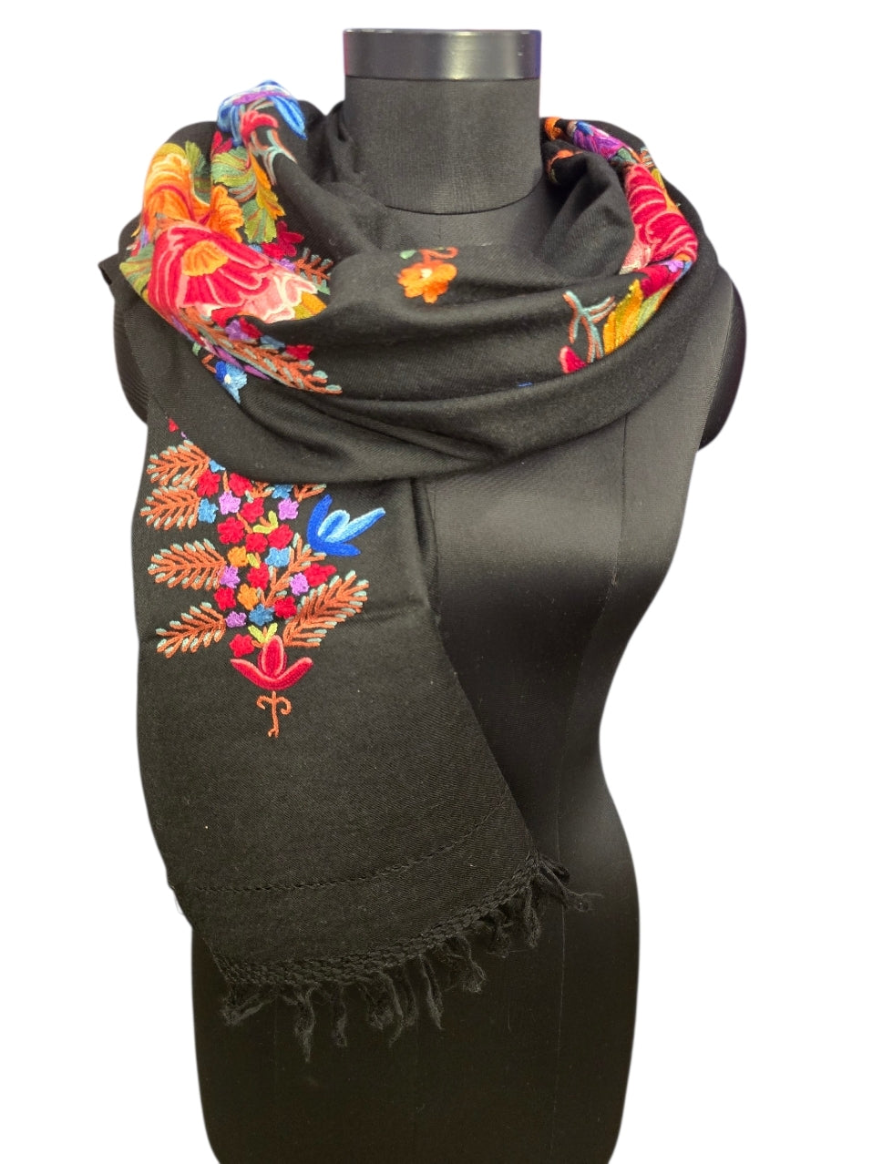 Håndbrodert sort sjal (21)