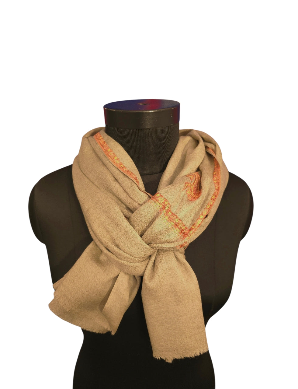 Naturfarget sjal i cashmere og merino med håndbroderte detaljer (28)