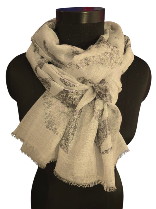 Offwhite skjerf i merino og silke med "sølv" mønster (70)