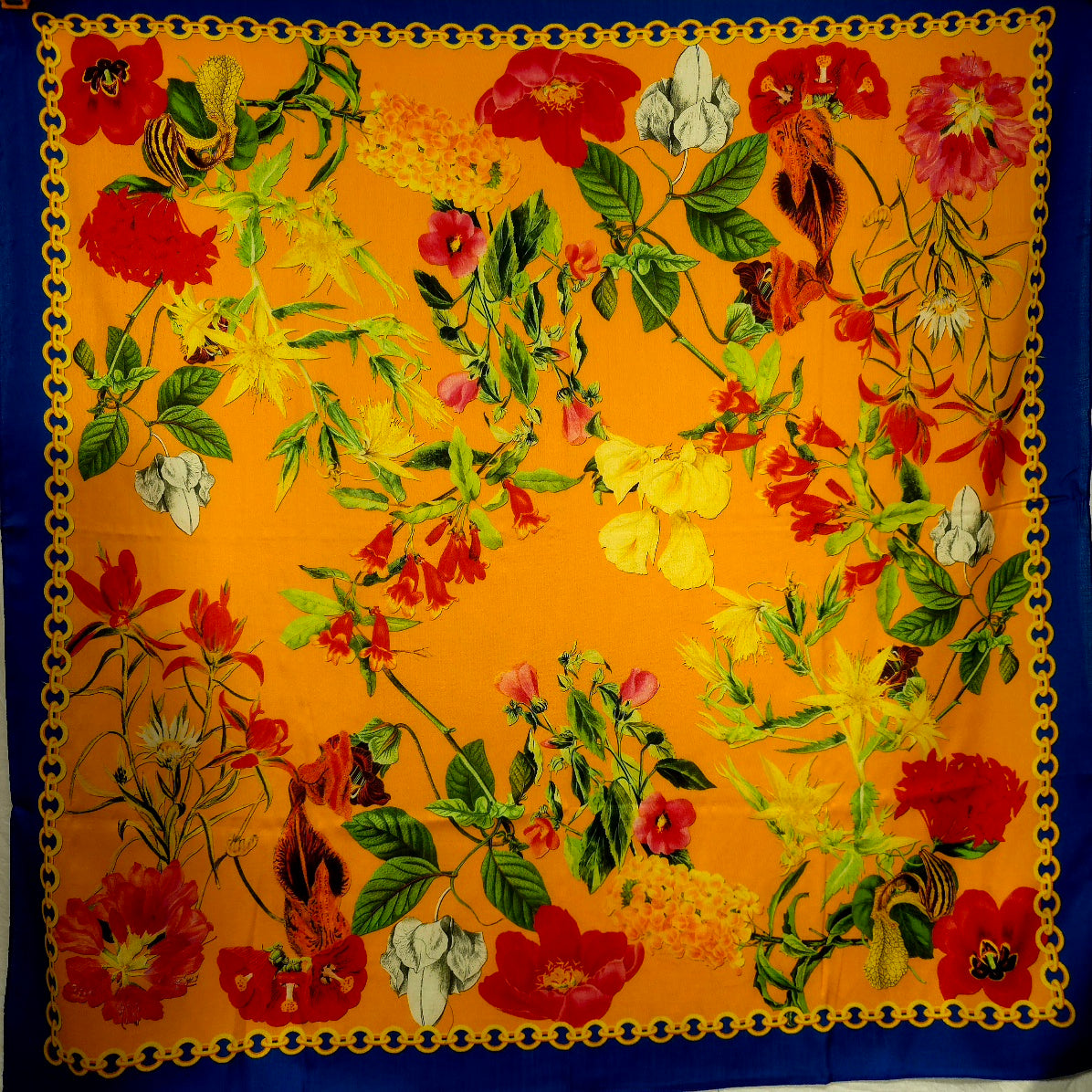 Blomstret silkeskjerf på en oransje bunn (26)