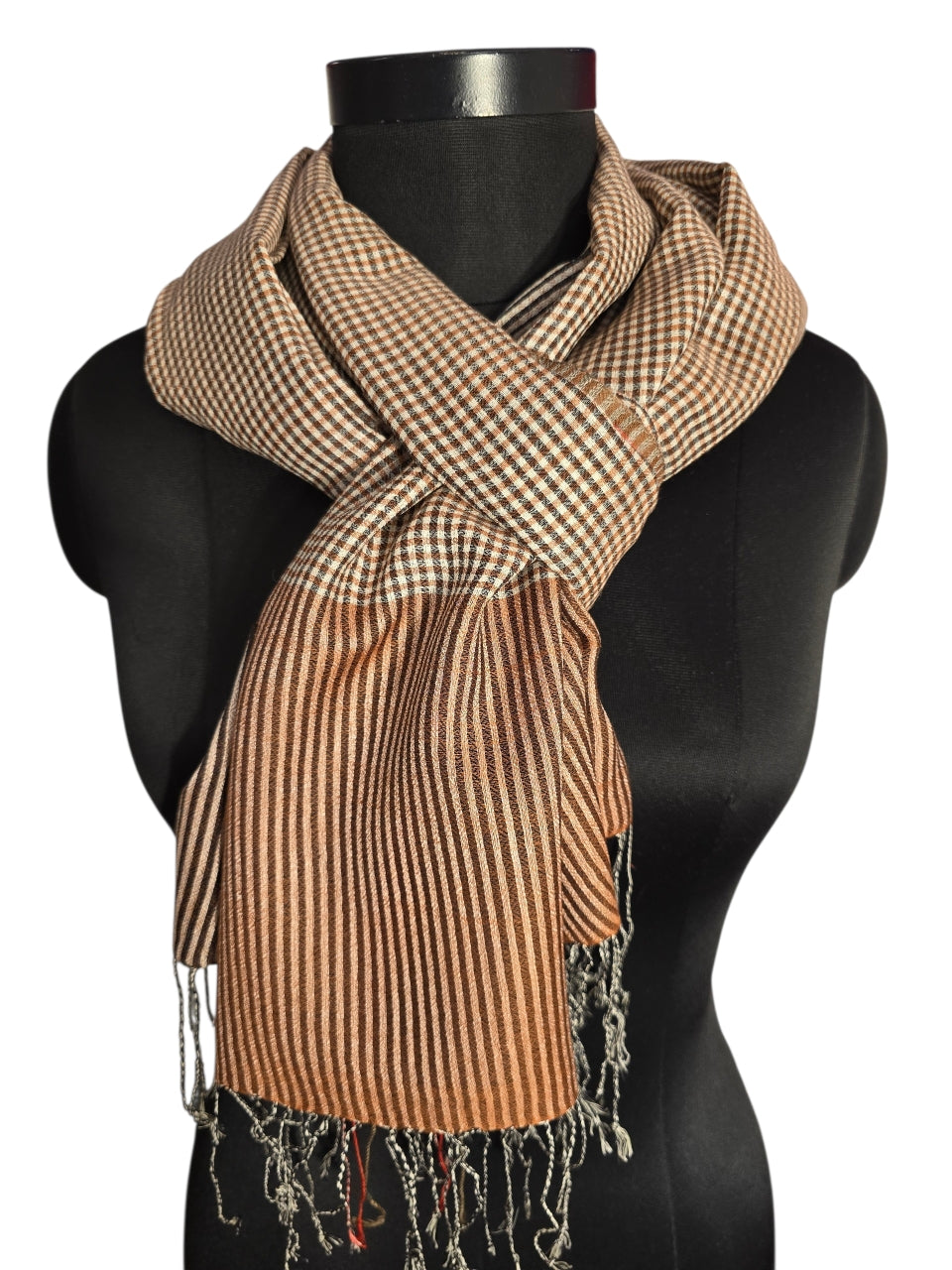 Cashmere og silkeskjerf med ruter og striper. Sort, hvitt og varm beige farger (60)