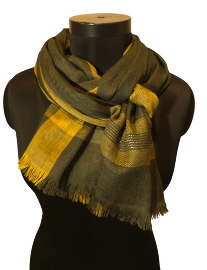 Mørkegrønt ullskjerf med gule striper og et hint av "gull" (71)