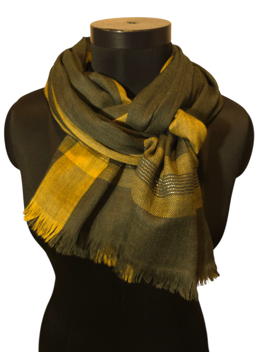 Mørkegrønt ullskjerf med gule striper og et hint av "gull" (71)