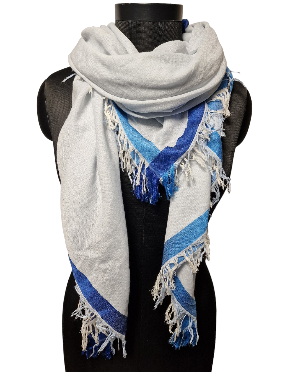 Stort firkantet lyseblått sjal med mørkeblå kant (7)