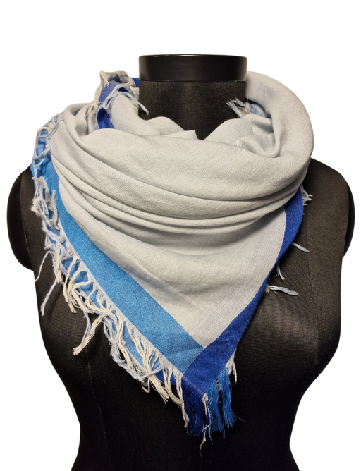 Stort firkantet lyseblått sjal med mørkeblå kant (7)