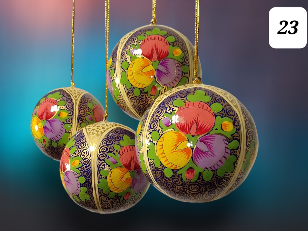 Håndlaget julekule med blomster og gull (23)