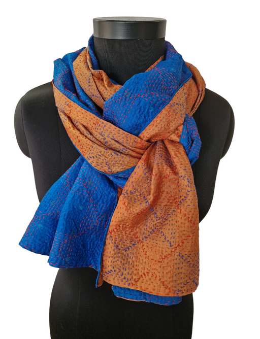 Håndlaget knallblått og varm oransje farget silkeskjerf med tråklet mønster(32)
