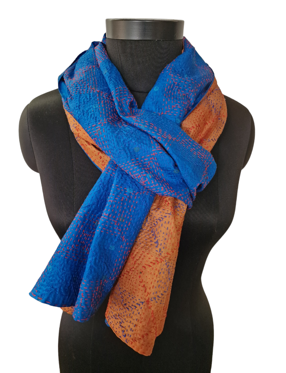 Håndlaget knallblått og varm oransje farget silkeskjerf med tråklet mønster(32)