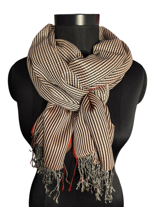 Cashmere og silkeskjerf med ruter og striper. Sort, hvitt og varm beige farger (60)