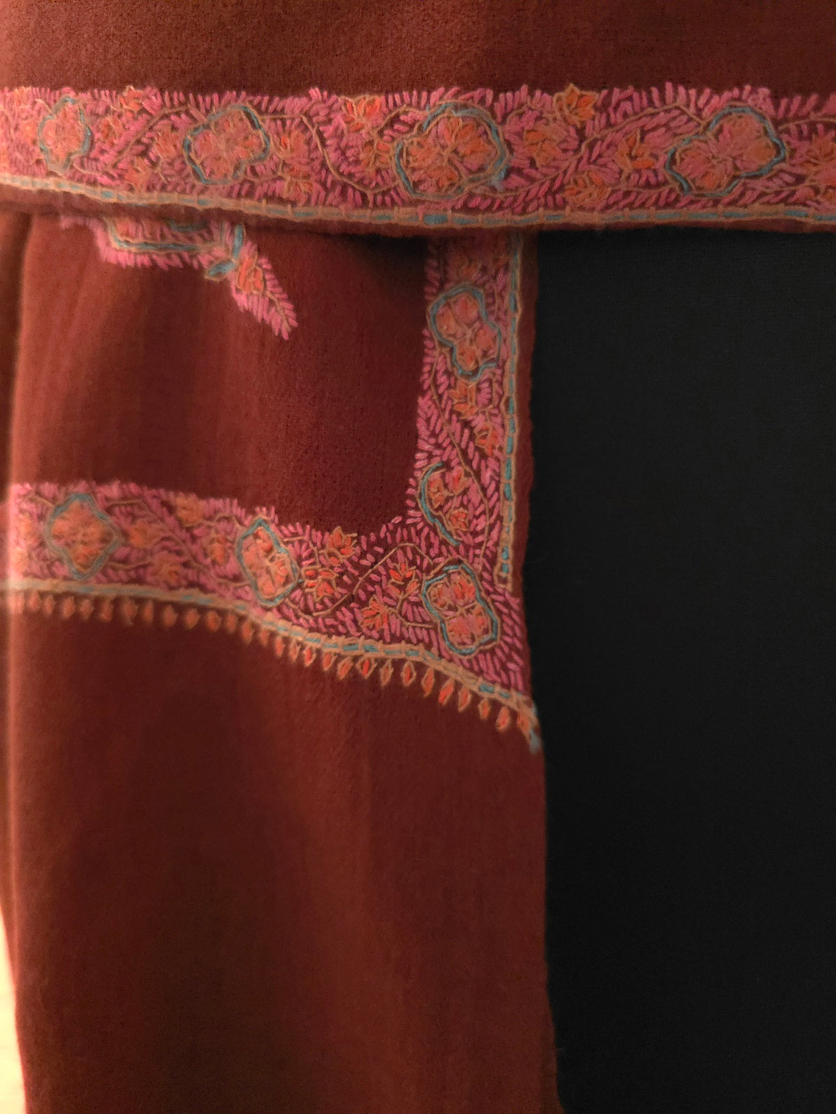 Sjokoladebrunt sjal i cashmere og merino med håndbroderte detaljer (33)