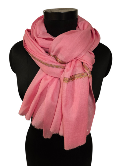 Lys rosa skjerf i kashmir og merino med en håndbrodert kant (5)