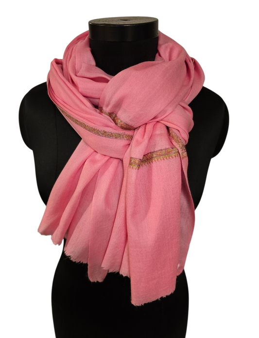 Lys rosa skjerf i kashmir og merino med en håndbrodert kant (5)