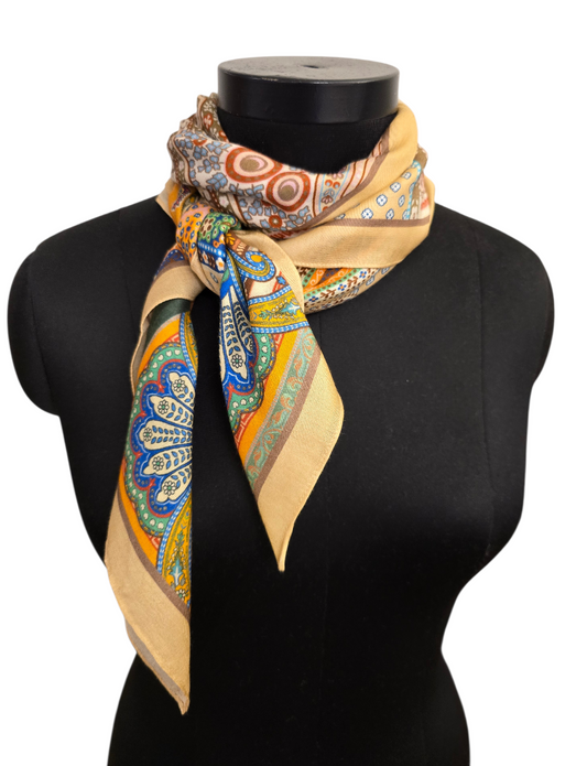 Behagelig firkantet silkeskjerf i varme farger (24)