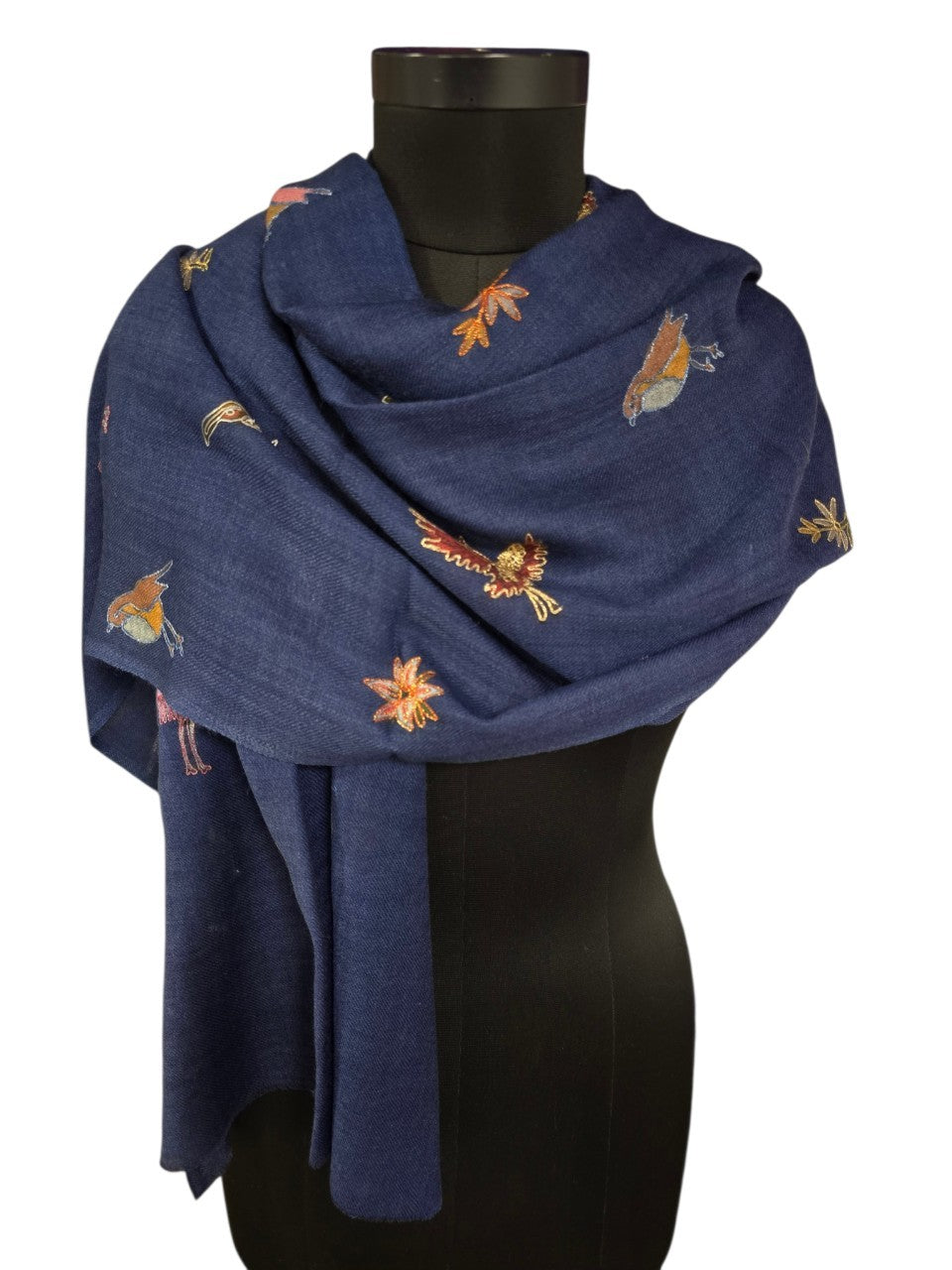 Blå-melert merino og silkesjal med brodert fuglemønster (76)