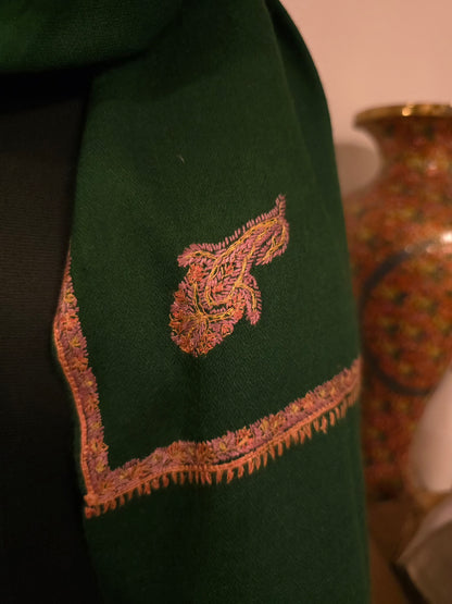 Grønt cashmere/merino sjal med håndbroderte detaljer (22)