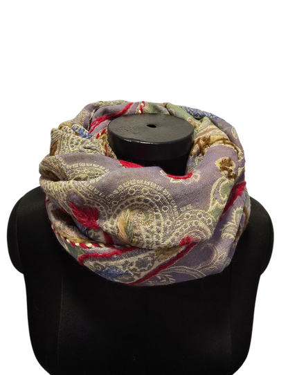 Ullskjerf i duse farger med broderte detaljer (58)