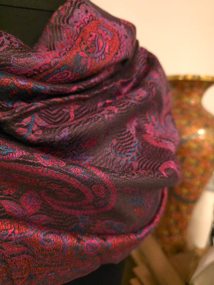 Silkeskjerf i rosa, lilla og sorte farger (91)